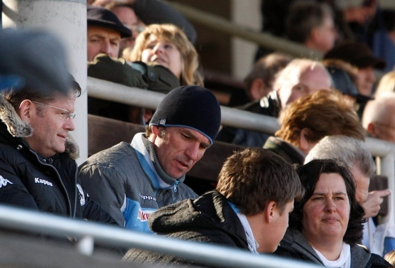 Hoher Besuch im Stadion: 1860 Trainer Marco Kurz (M)