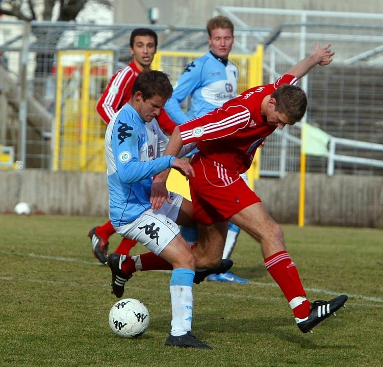 Im Kampf um den Ball, Tobias Willers (rechts)