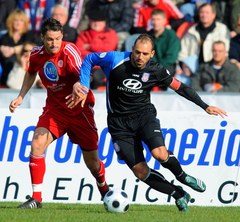 Michael Kümmerle (KSV Hessen Kassel) (L) im Zweikampf gegen Matias Cenci (FSV Frankfurt)
