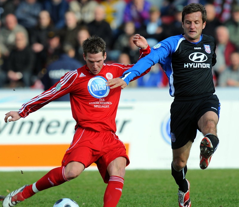 Kampf um den Ball zwischen Daniel Möller (KSV Hessen Kassel) (L) und Thomas Sobotzik (FSV Frankfurt)
