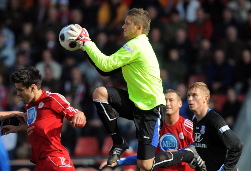 Arne Schmidt (KSV Hessen Kassel) (L) scheitert an Patric Klandt (Torwart FSV Frankfurt) (M)
