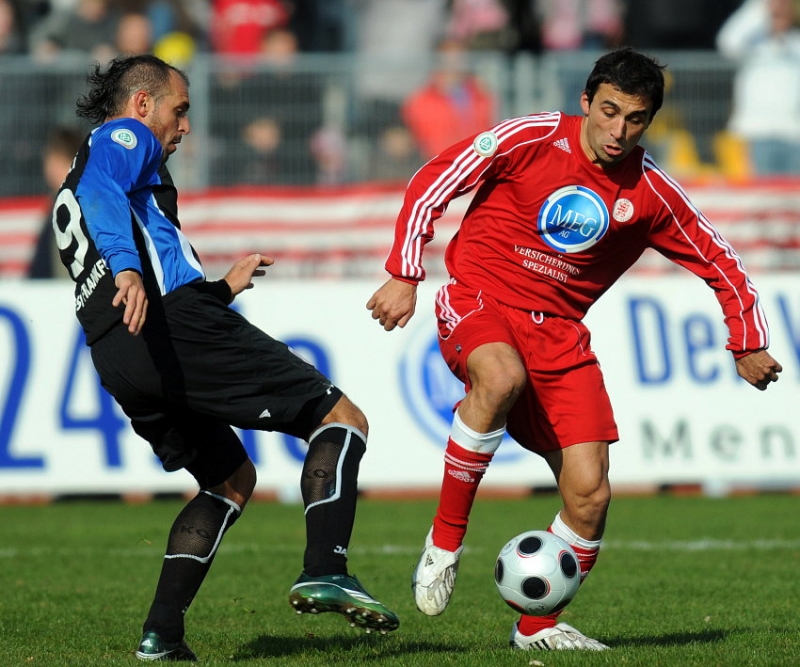 Matias Cenci (FSV Frankfurt) im Zweikampf mit Turgay Gölbasi (KSV Hessen Kassel)
