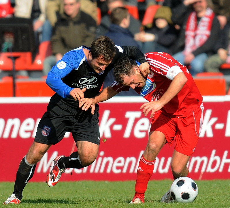 Zweikampf zwischen Thomas Sobotzik (FSV Frankfurt) (L) und Denis Berger (KSV Hessen Kassel) (R)
