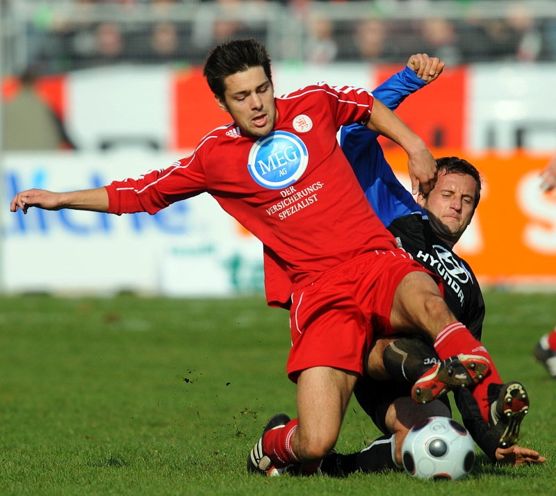 Arne Schmidt (KSV Hessen Kassel) im Zweikampf gegen Thomas Sobotzik (FSV Frankfurt) (hinten)
