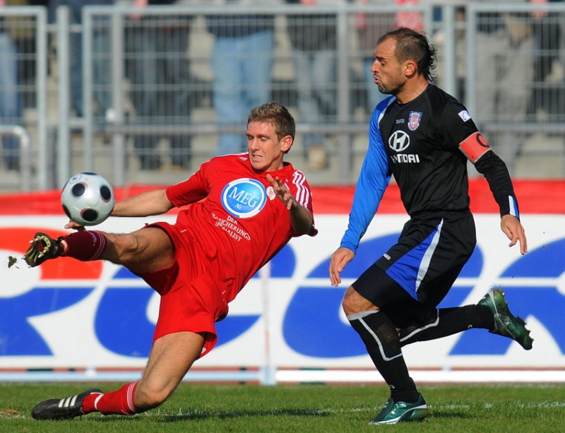 Tobias Willers (KSV Hessen Kassel) am Ball gegen Matias Cenci (FSV Frankfurt) (R)
