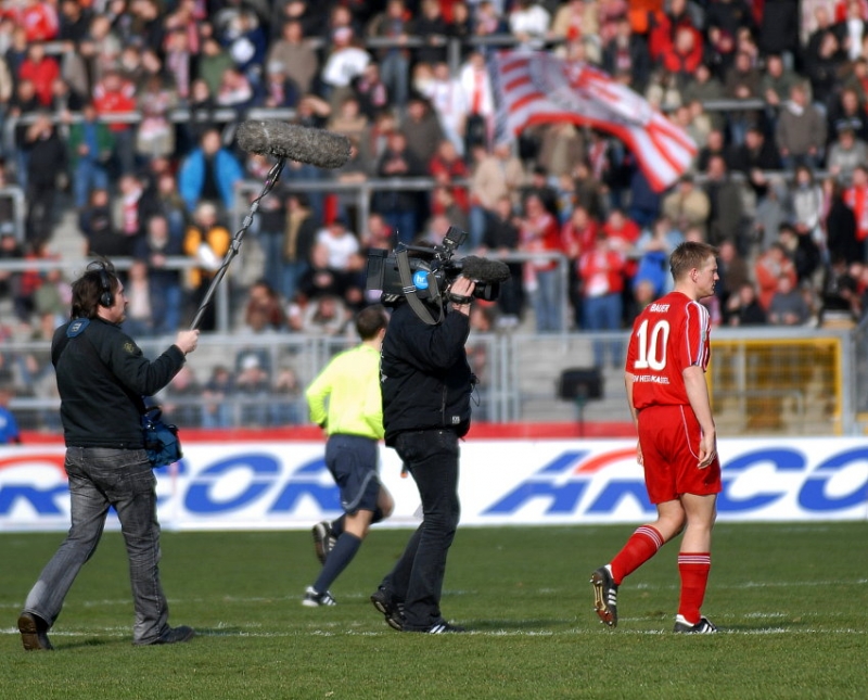 Thorsten Bauer (KSV Hessen Kassel) unter Beobachtung