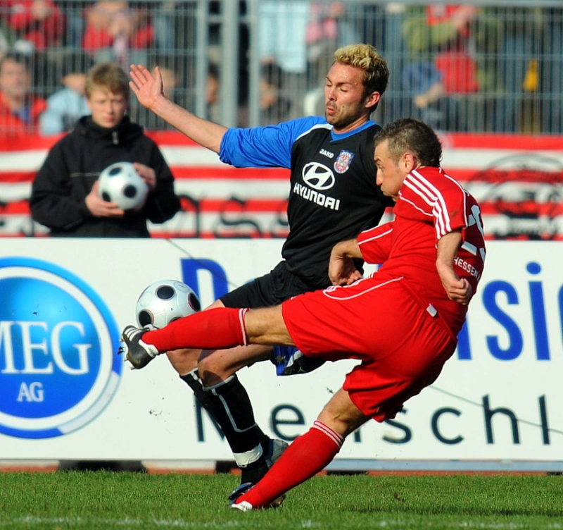 Andreas Haas (KSV Hessen Kassel) im Zweikampf gegen Daniel Schumann (FSV Frankfurt)