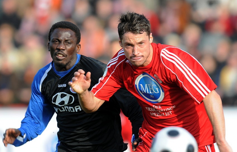 Lawrence Aidoo (FSV Frankfurt) gegen Michael Kümmerle (KSV Hessen Kassel) (R)
