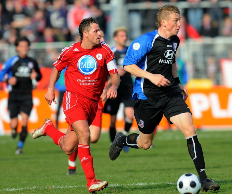 Denis Berger (KSV Hessen Kassel) (L) gegen Stefan Hickl (FSV Frankfurt)