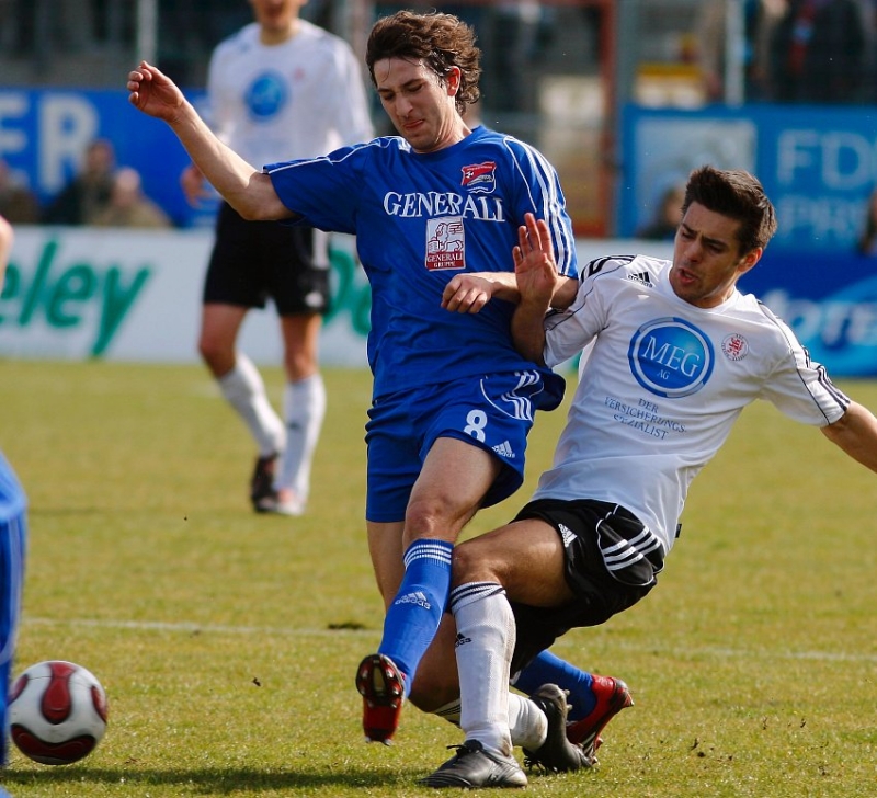 Kampf um den Ball Robert ZILLNER (L) gegen Arne Schmidt (KSV Hessen Kassel)