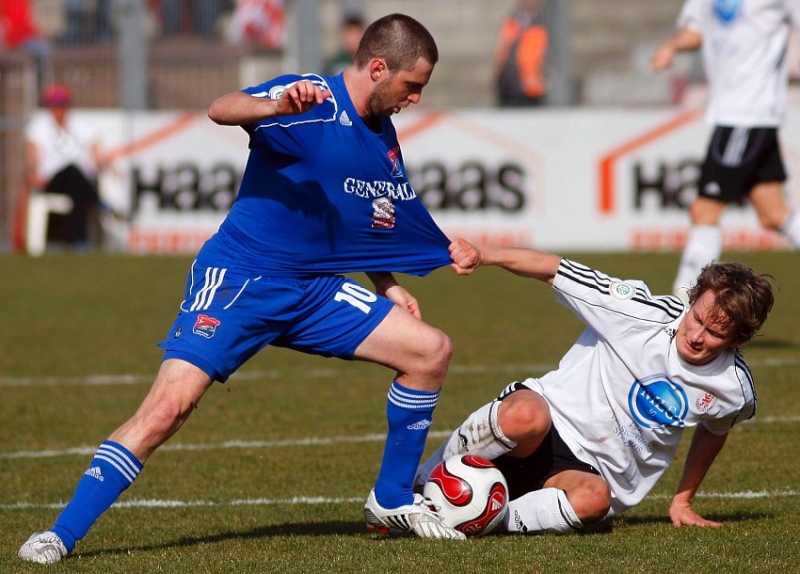 Zweikampf zwischen Ricardo VILLAR (L) und Martin Scholze (KSV Hessen Kassel)