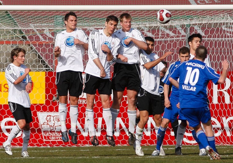 Ricardo VILLAR (Nr 10) beim Freistoß, der das Tor haarscharf verfehlte