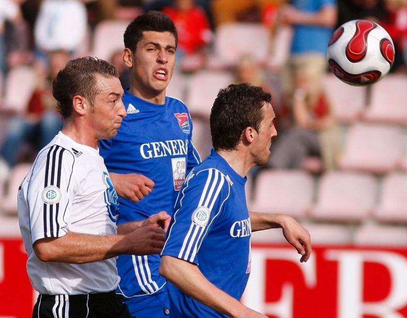 2-fach Torschütze Andreas Haas (KSV Hessen Kassel) (L) gegen Ceyhun GÜLSELAM (Mitte) und Raphael SCHASCHKO