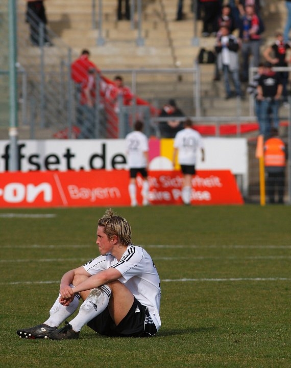 nach Spielschluss: Jan Fießer nachdenklich über das 5:3 - hinten der Kasseler Fan-Block
