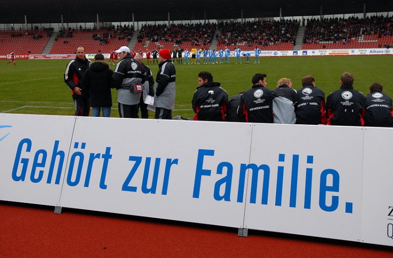 Gehört zur Familie, Matthias Hamann (Trainer KSV Hessen Kassel ) (L) und Spielerbank