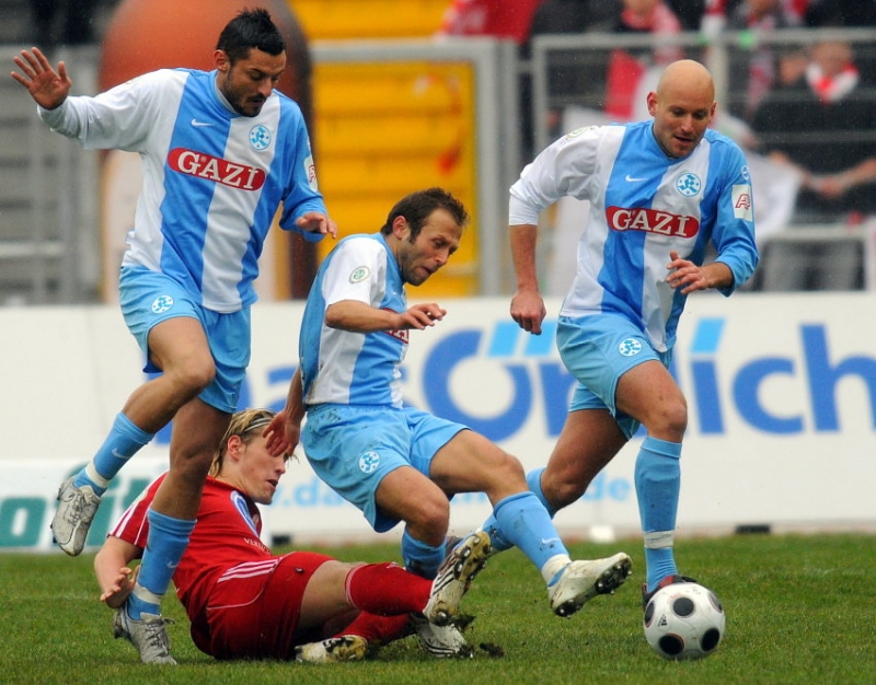 Kampf um den Ball: Angelo Vaccaro (Stuttgarter Kickers), Mustafa Akcay (Stuttgarter Kickers), Alexander Rosen (Stuttgarter Kickers) (L-R), Jan Fießer (KSV Hessen Kassel) (am Boden)
