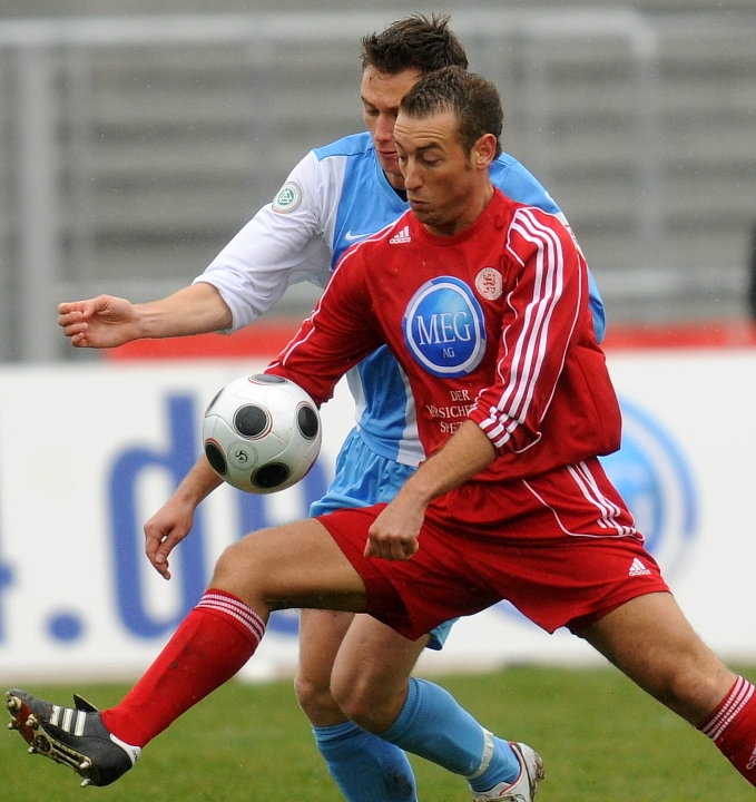 Zweikampf zwischen Andreas Haas (KSV Hessen Kassel) (vorne) und Marcus Mann (Stuttgarter Kickers)
