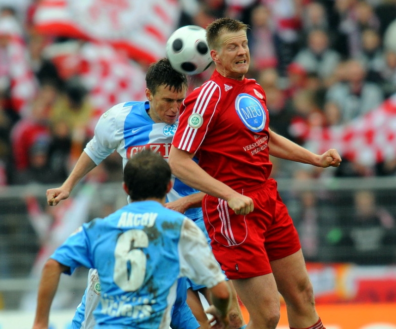 Im Kopfballduell Thorsten Bauer (KSV Hessen Kassel) (R) und Marcus Mann (Stuttgarter Kickers), Mustafa Akcay (Stuttgarter Kickers) schaut zu
