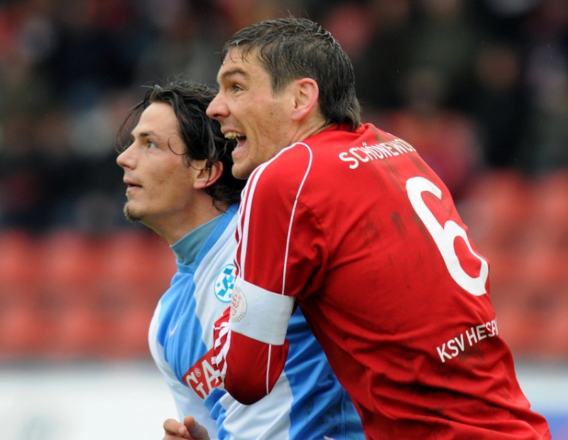 Torschützrn unter sich: Thorsten Schönewolf (KSV Hessen Kassel) (R), Sokol Kacani (Stuttgarter Kickers)