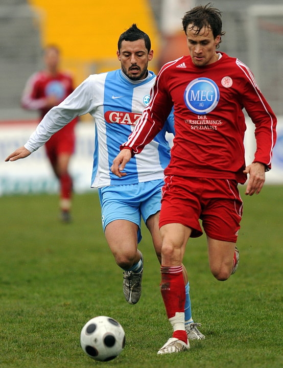 Zweikampf zwischen Sebastian Zinke (KSV Hessen Kassel) (vorne) und Angelo Vaccaro (Stuttgarter Kickers)
