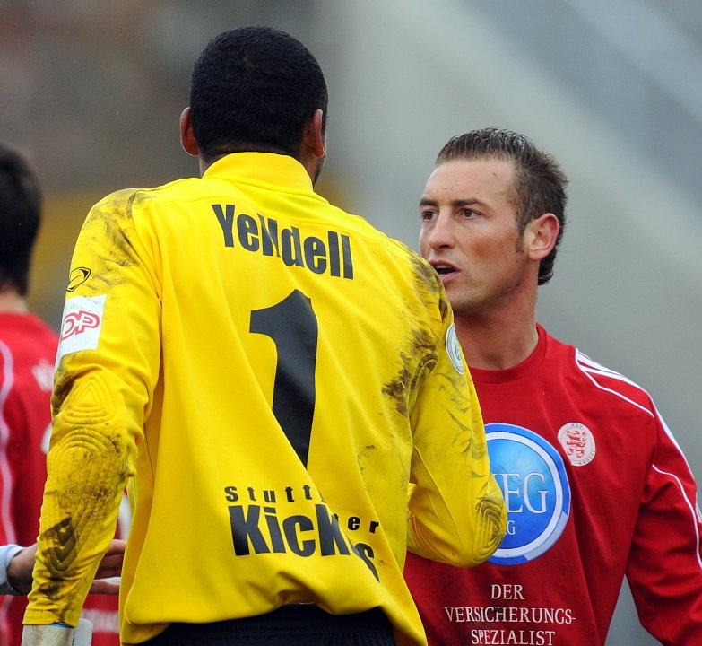 heftige Diskussion: David Yelldell (Torwart Stuttgarter Kickers) und Andreas Haas (KSV Hessen Kassel) (R)
