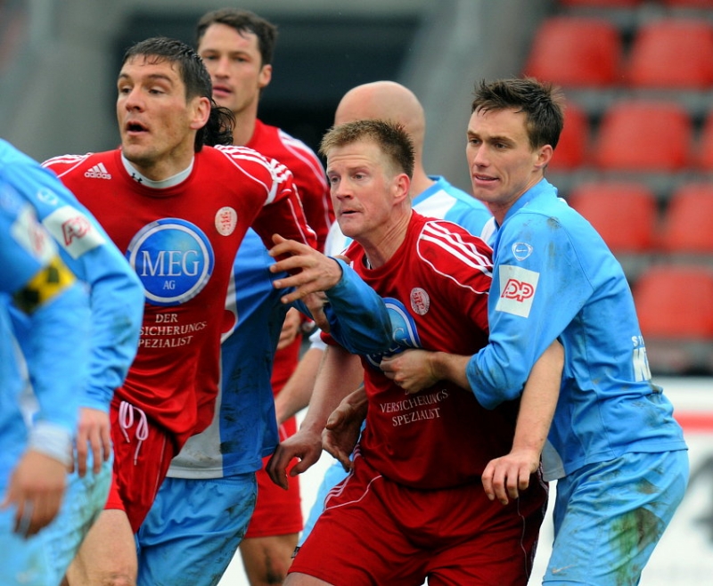 getummel im Strafraum: Thorsten Bauer (KSV Hessen Kassel), Thorsten Schönewolf (KSV Hessen Kassel) (L)