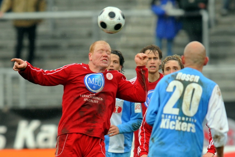 Sebastian Busch (KSV Hessen Kassel) am Ball: Angelo Vaccaro (Stuttgarter Kickers), Sebastian Zinke (KSV Hessen Kassel) (hinten)
