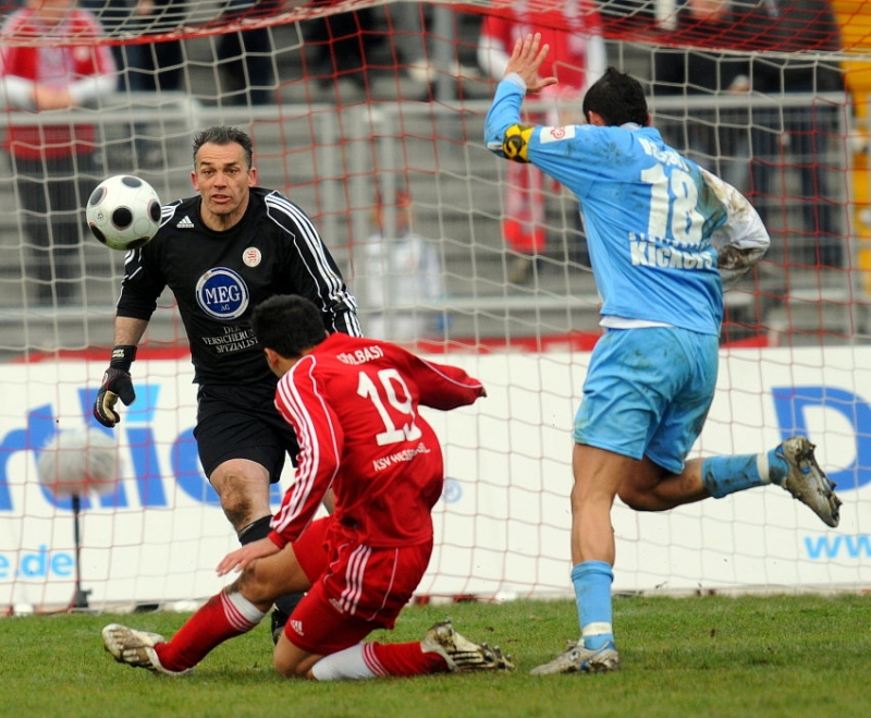 Angelo Vaccaro (Stuttgarter Kickers) (R) scheitert an Oliver Adler (Torwart KSV Hessen Kassel), Turgay Gölbasi (KSV Hessen Kassel) (M)