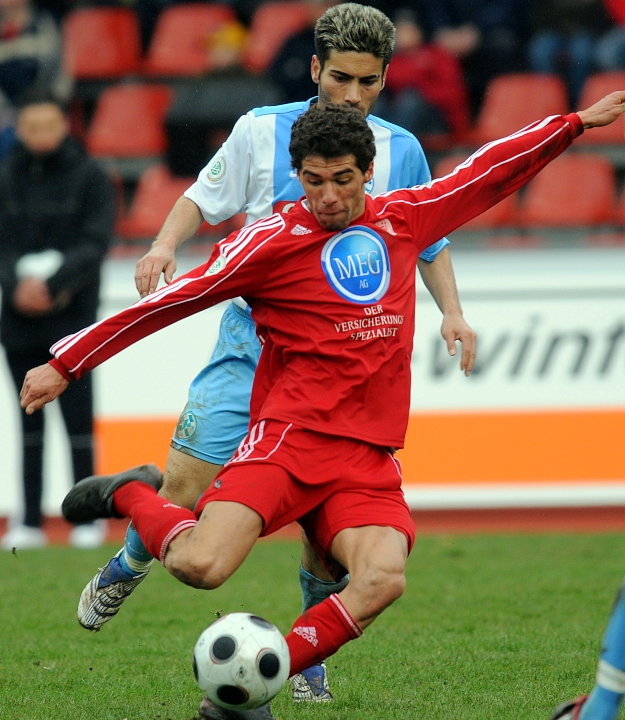 Serdar Bayrak (KSV Hessen Kassel) kommt zum Schuß, Mustafa Parmak (Stuttgarter Kickers) (hinten)
