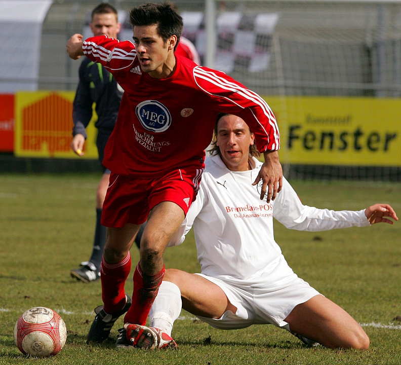 Kampf um den Ball zwischen David Jansen gegen Arne Schmidt (L).