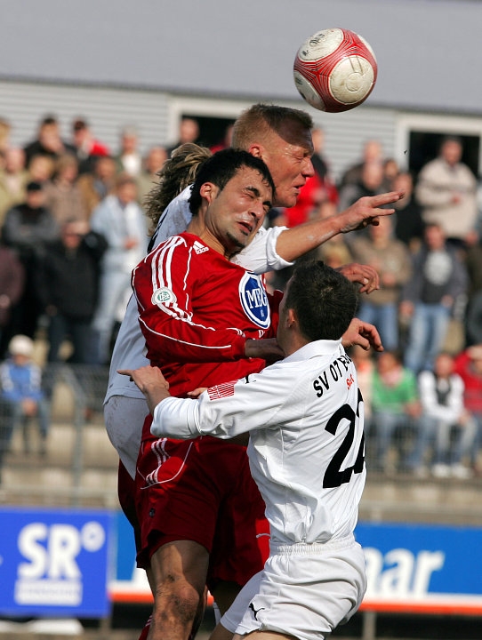 Kopfballduell zwischen dem  Elversberger Mehmet Dragusha, Turgay Gölbasi und hinten der Elversberger Marcus Feinbier