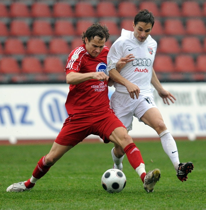 Zweikampf zwischen Sebastian Zinke (KSV Hessen Kassel) und Stefan Leitl (FC Ingolstadt) (R)