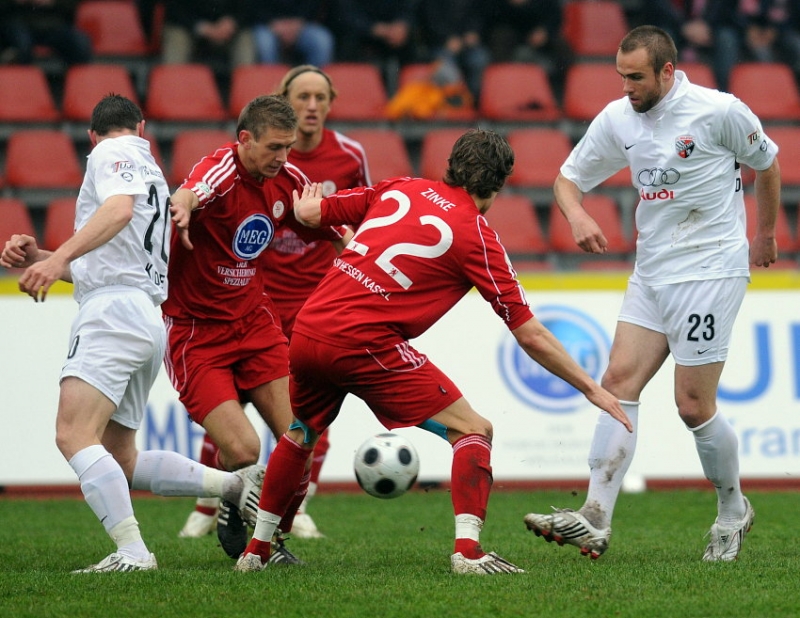 Kampf um den Ball zwischen Sebastian Zinke (KSV Hessen Kassel) (M), Steffen Wohlfarth (FC Ingolstadt) (L), Tobias Willers (KSV Hessen Kassel) (2.v.L.), Daniel Beyer (KSV Hessen Kassel) (hinten)