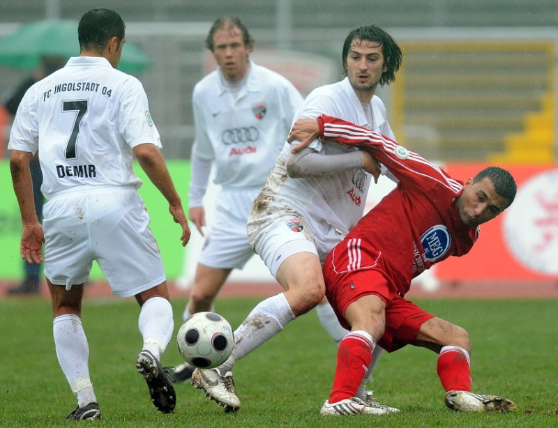 Kampf um den Ball: Ersin Demir (FC Ingolstadt) (L), Turgay Gölbasi (KSV Hessen Kassel) (R), Markus Karl (FC Ingolstadt) (2.v.L.)