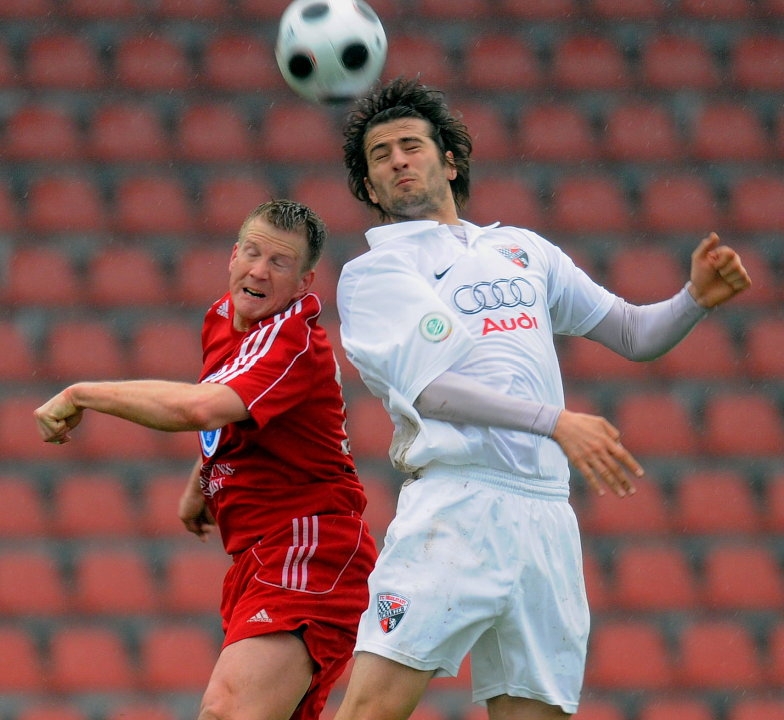 Luftkampf zwischen Torschütze Thorsten Bauer (KSV Hessen Kassel) (L) und Markus Karl (FC Ingolstadt)
