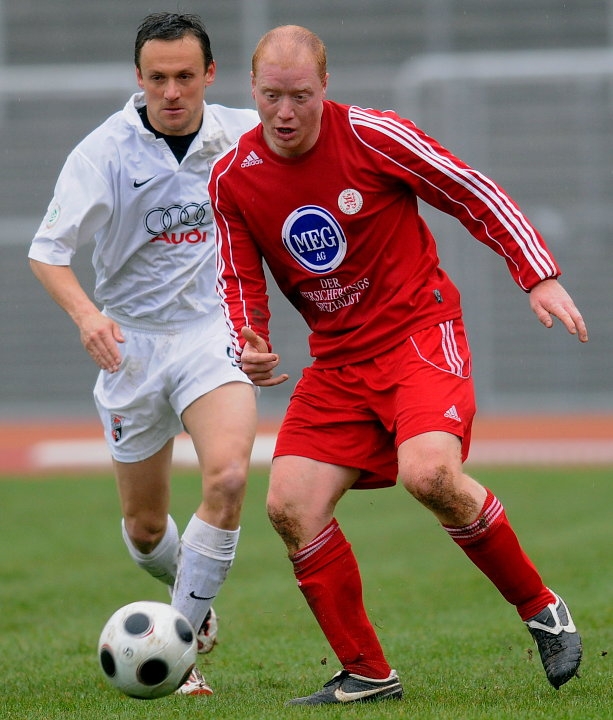 Zweikampf zwischen Sebastian Busch (KSV Hessen Kassel) und Heiko Gerber (FC Ingolstadt) (L)
