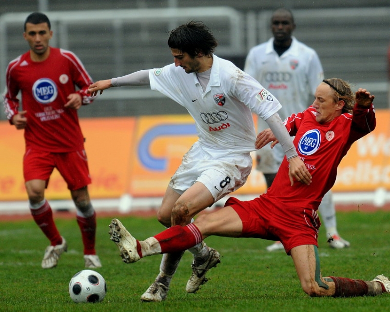 Zweikampf zwischen Markus Karl (FC Ingolstadt) und Daniel Beyer (KSV Hessen Kassel) (R), Turgay Gölbasi (KSV Hessen Kassel) (L)  schaut zu
