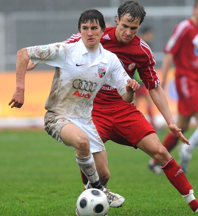 Andreas Buchner (FC Ingolstadt) am Ball gegen Sebastian Zinke (KSV Hessen Kassel)