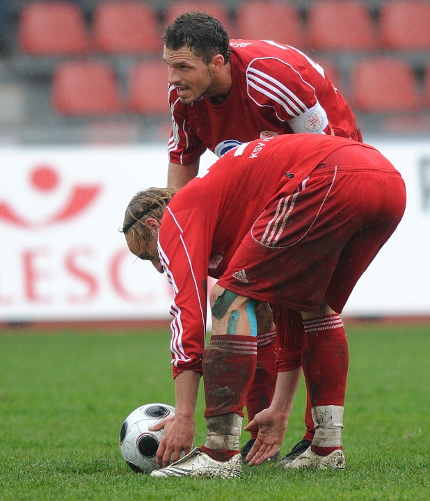 Freistoßspezialisten: Daniel Beyer (KSV Hessen Kassel) und Denis Berger (KSV Hessen Kassel) (hinten)