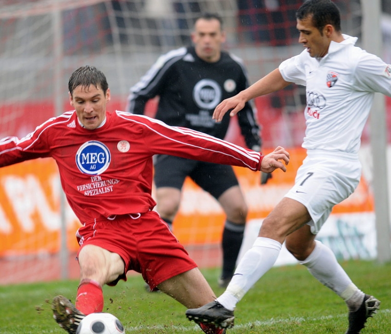 Harter Zwikampf von Thorsten Schönewolf (KSV Hessen Kassel) und Ersin Demir (FC Ingolstadt) (R)