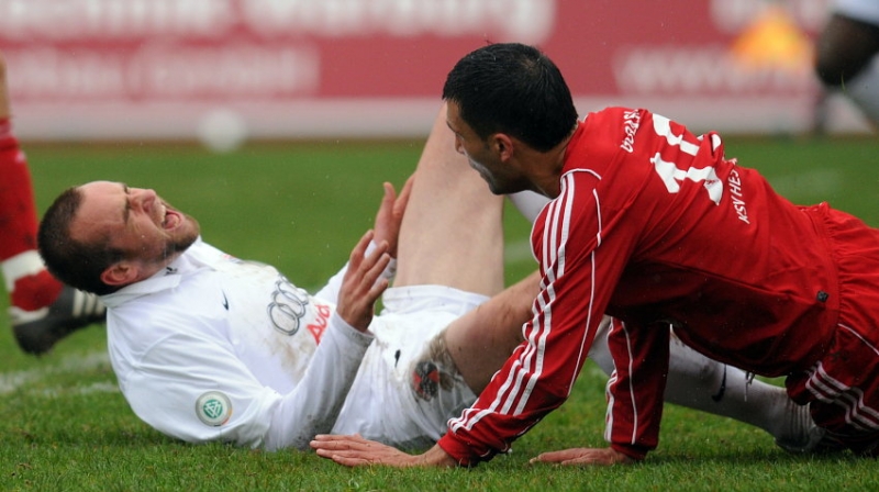 Steffen Wohlfarth (FC Ingolstadt) und Turgay Gölbasi (KSV Hessen Kassel) am Boden