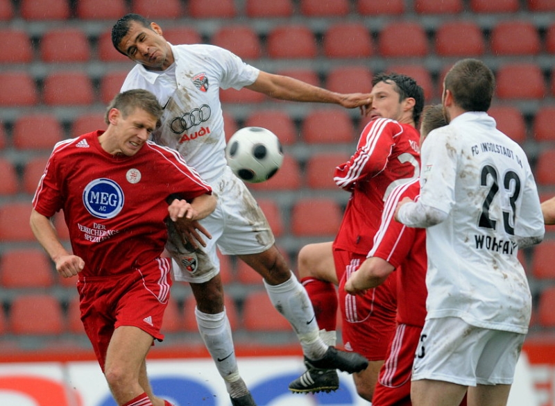 Luftnummer von Tobias Willers (KSV Hessen Kassel) und Ersin Demir  (FC Ingolstadt)