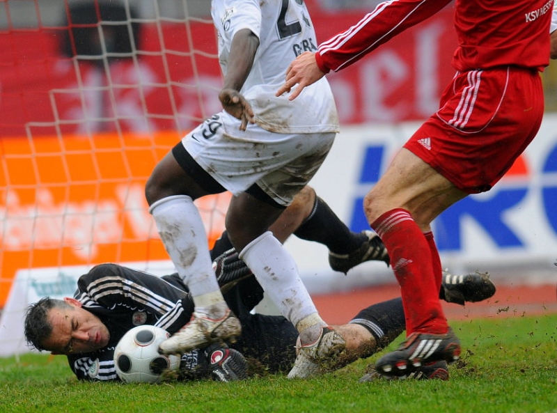 Oliver Adler (Torwart KSV Hessen Kassel) im harten Kampf um den Ball