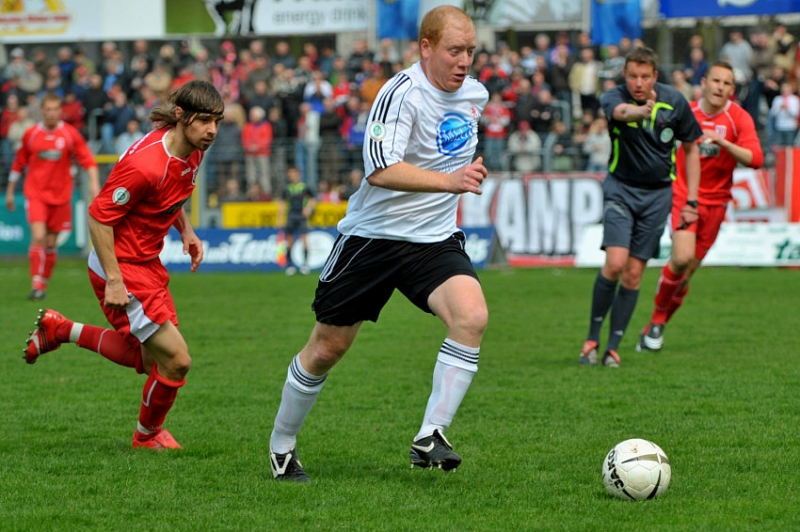 Andreas Schäffer (SSV Jahn) (L) verfolgt den Angriff von Sebastian Busch (KSV Hessen Kassel)