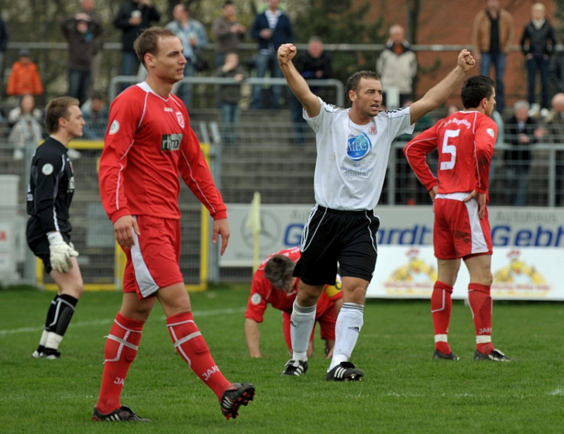 Andreas Haas (KSV Hessen Kassel) (M) bejubelt den Treffer zum 0:1 