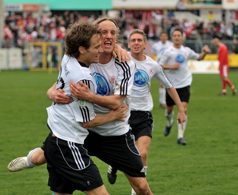 Sebastian Zinke (L) und Torschütze Daniel Beyer bejubeln den Führungstreffer