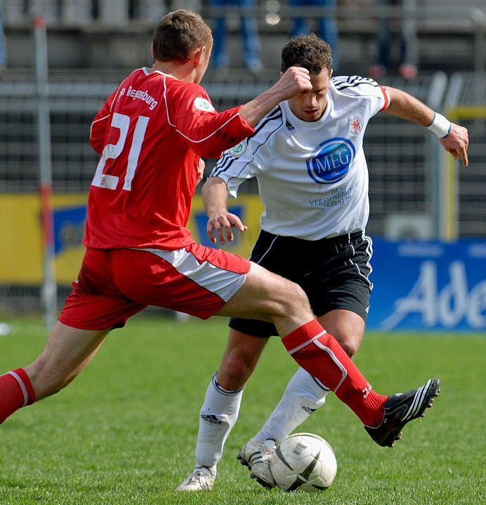 Zweikampf zwischen Tobias Zellner (SSV Jahn) (L) und Denis Berger (KSV Hessen)