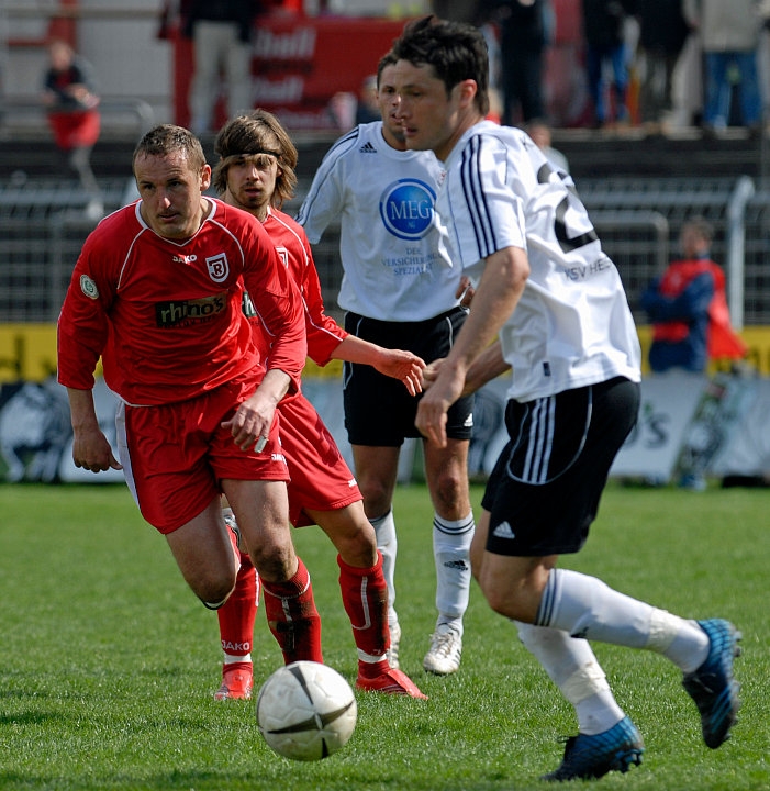 Michael Kümmerle (KSV Hessen Kassel) (R) gegen Sebastian Escherich und  Andreas Schäffer (SSV Jahn)