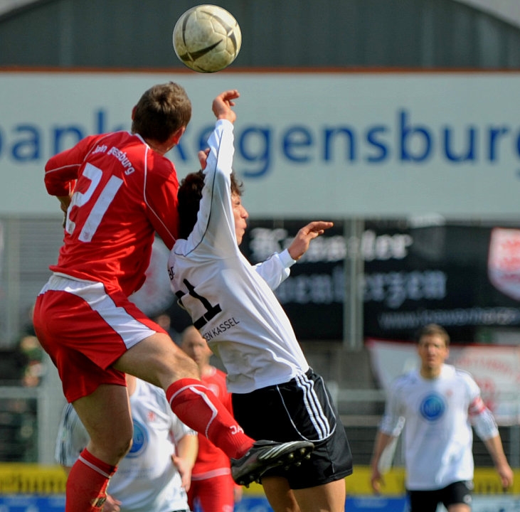 Serdar Bayrak (KSV Hessen) (R) im Kofballduell mit Tobias Zellner 