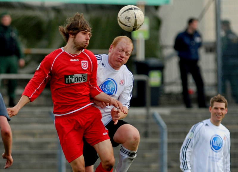 Im Luftkampf: Andreas Schäffer (SSV Jahn) (L) gegen Sebastian Busch (KSV Hessen Kassel)